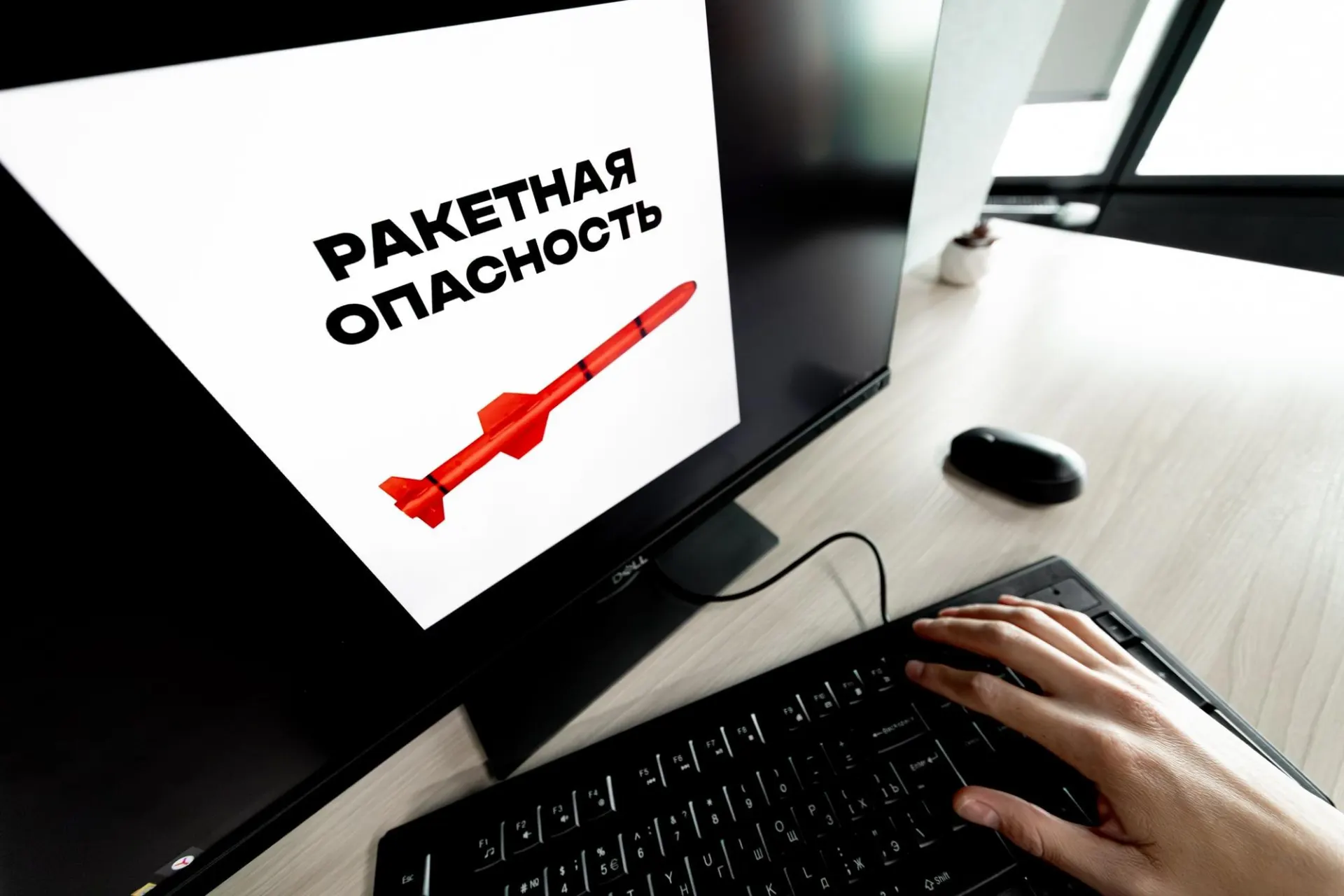В ряде регионов России, включая Воронежскую область, объявлены ракетная опасность и воздушные тревоги. Жителям советуют следовать указаниям экстренных служб и укрываться в безопасных местах.