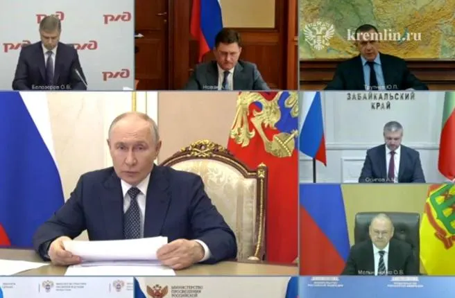 На видеосовещании с правительством обсудили работу топливного и транспортного комплекса: предложены мини‑НПЗ и наращивание импорта, президент поручил ускорить привлечение малого и среднего бизнеса и субсидирование закупок топлива.
