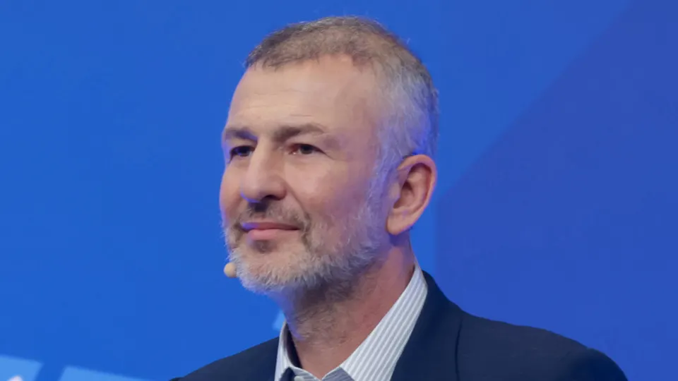 Миллиардер Андрей Мельниченко избежал передачи энергетической компании СИБЭКО в собственность государства после соглашения: он перевёл 32 млрд рублей образовательному центру «Сириус», сумма почти совпала с ценой покупки компании у Михаила Абызова.