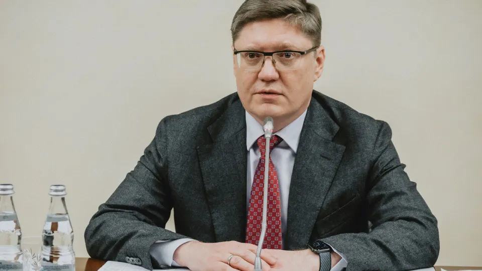 Заместитель руководителя фракции заявил, что дефицит топлива возник из‑за ударов по НПЗ, пообещал скорое решение проблемы и раскритиковал идею дополнительной национализации отрасли; тем временем переработка и продажа топлива сокращаются, вводятся ограничения и возникают очереди.