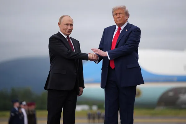 По данным информированных источников, Дональд Трамп планирует провести встречу с Владимиром Зеленским на саммите НАТО 7–8 июля в Анкаре, а затем созвониться с президентом РФ; спецпосланники США продолжат посреднические усилия.