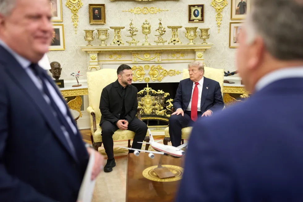 Встреча Владимира Зеленского с Дональдом Трампом длилась чуть больше часа. Зеленский просил экстренный пакет ракет Patriot, сенат США поддержал законопроект о пошлинах на российские углеводороды.