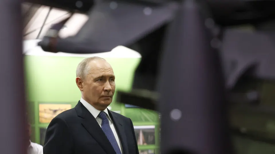 На форуме «Все для победы» Владимир Путин заявил, что россияне добровольно направили через Общероссийский народный фронт почти 70 млрд рублей на нужды СВО. Одновременно доля военных трат в федеральном бюджете выросла до рекордных показателей, а власти рассматривают дальнейшее увеличение расходов.