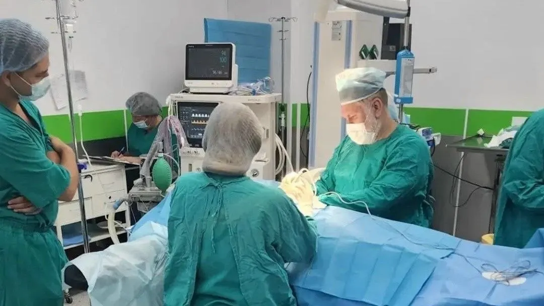 В областной детской клинической больнице провели шестичасовую транспедикулярную коррекцию сколиоза 17-летнему пациенту — операцию довели до конца, несмотря на угрозу ракетных атак. Деформацию уменьшили на 70%, позвоночник стабилизирован.