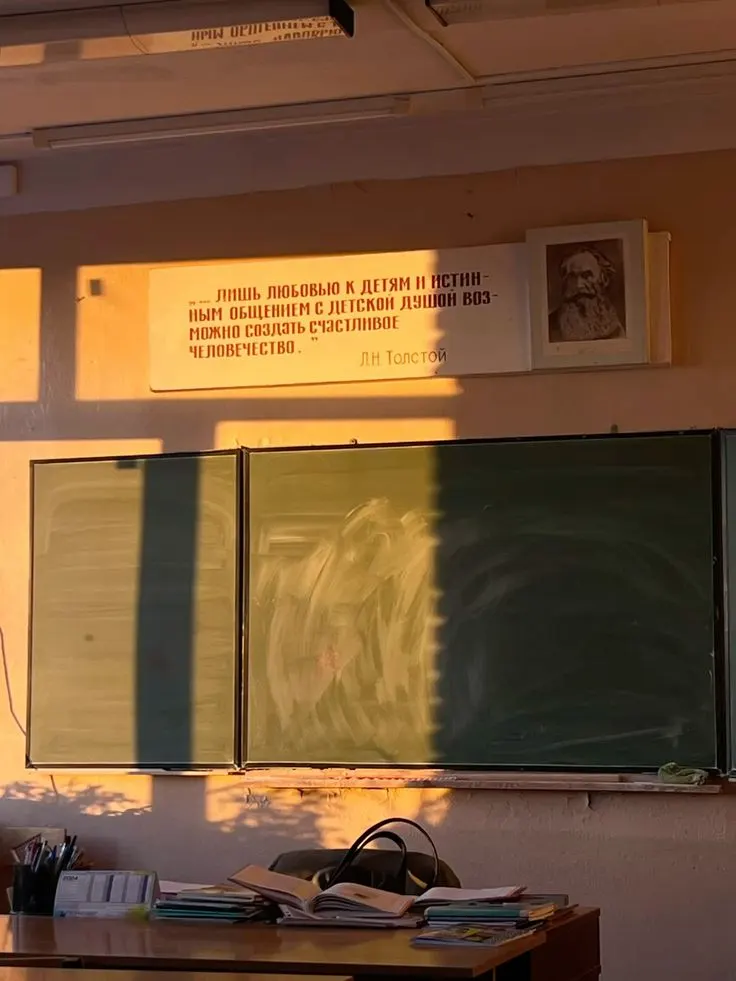 Подать заявление могут все желающие независимо от регистрации ребёнка. Этап продлится до 5 сентября при наличии свободных мест. Заявления принимают через Госуслуги, лично в школе или заказным письмом.