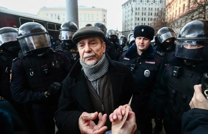 В Хорошевском суде Москвы началось заочное рассмотрение дела 84‑летнего правозащитника: прокурор просит 6,5 года колонии и запрет администрирования сайтов на 10 лет. Ему вменяют создание «нежелательной» организации и публикации без маркировки «иностранного агента».