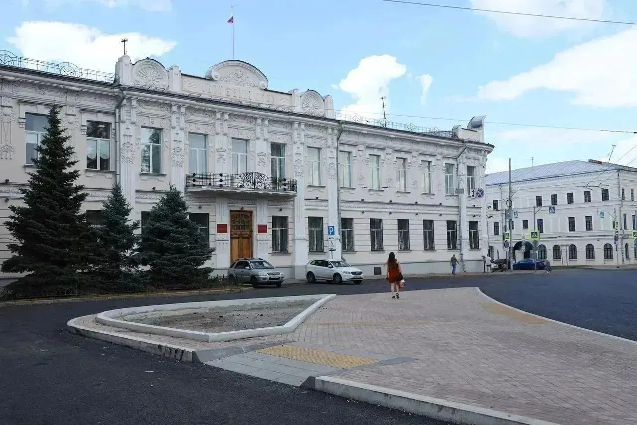 Жителей просят проголосовать за стиль павильонов, которые появятся на площади Революции. Работы выполнены на 99%, опрос на портале «Госуслуги» открыт до 15 августа.