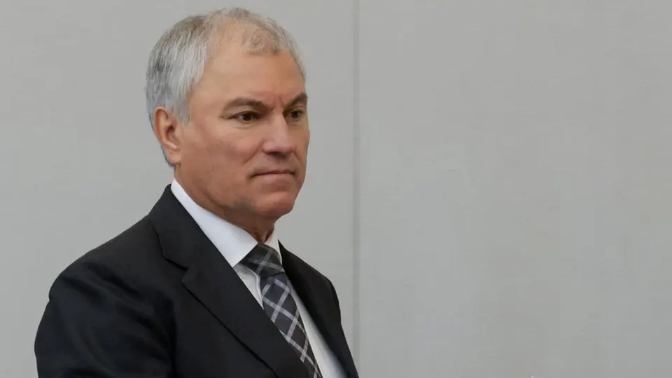 Спикер Госдумы заявил о необходимости развивать городской электротранспорт: трамваи могут заменить сотни автомобилей и ускориться после модернизации. Другой депутат призвал водителей сохранять терпение из‑за очередей на АЗС. Между тем по всей стране вводятся лимиты на заправку, а аналитики отмечают сокращение производства бензина после ударов по топливной инфраструктуре.