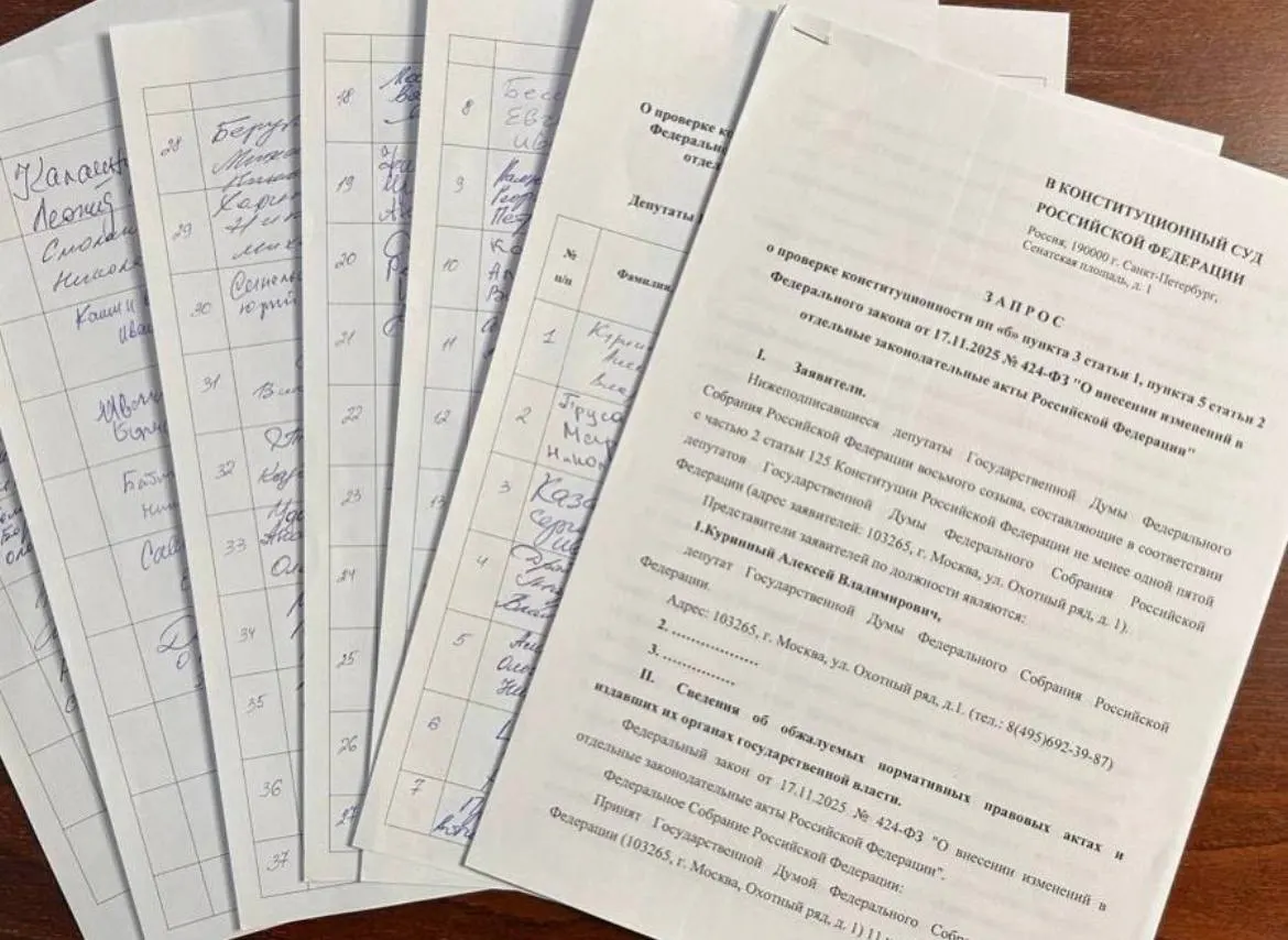 Депутат от Ульяновской области Алексей Куринный собрал 73 подписи за запрос в Конституционный суд о проверке закона об обязательной отработке для студентов-медиков. Для подачи обращения требуется 90 подписей; большинство парламентских фракций инициативу не поддержали.