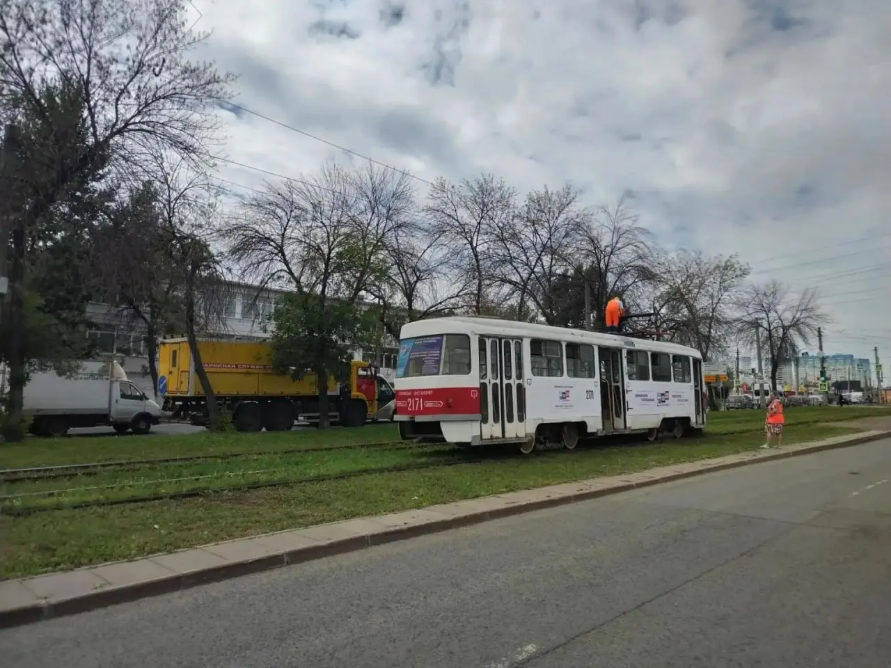 На Антонова-Овсеенко в сторону города встало движение трамваев. На месте работает аварийная бригада, возможны задержки.