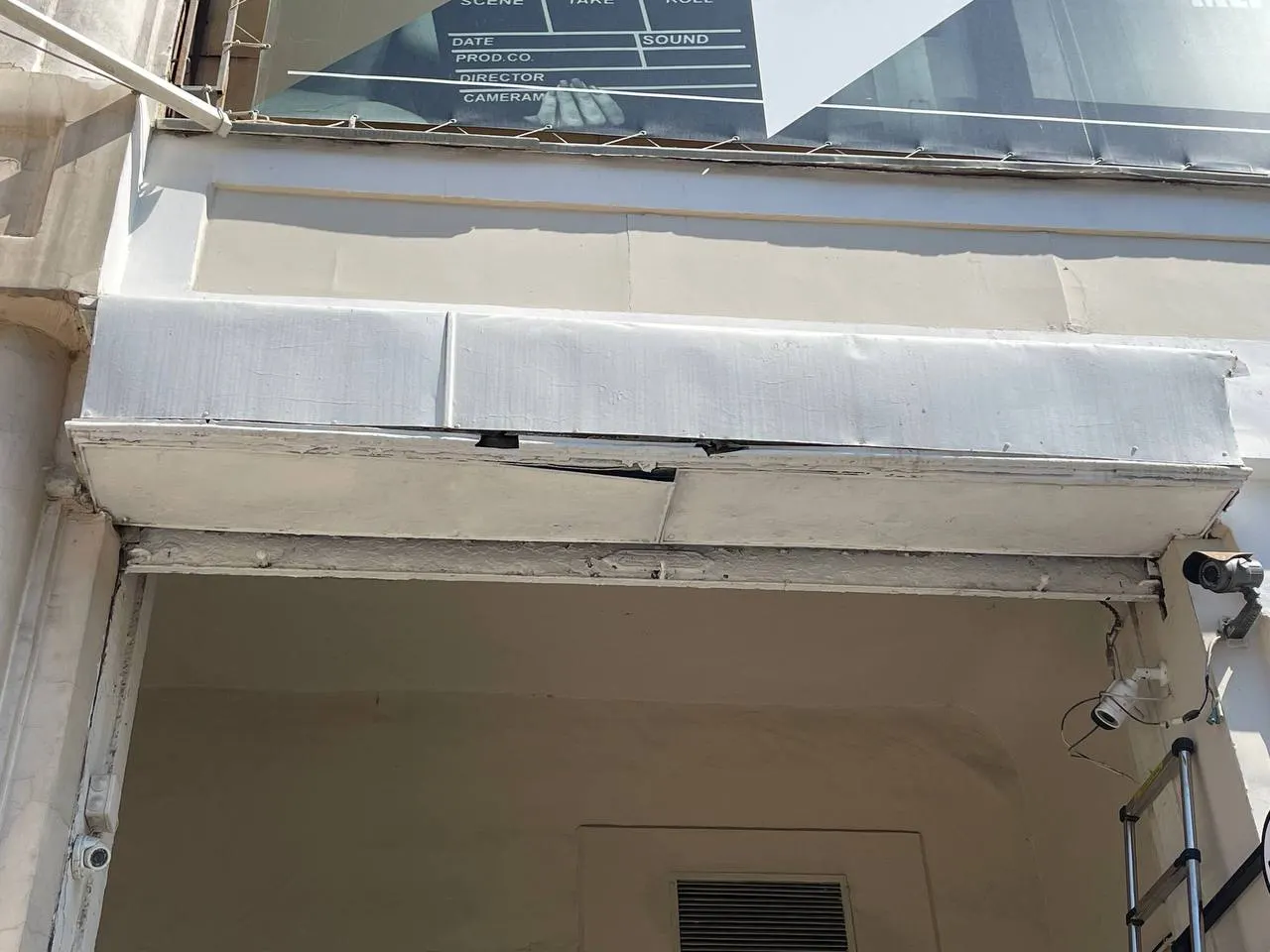 У здания кинотеатра в Самаре обнаружили дореволюционную дверную рольставню с оригинальным металлическим коробом — редкий элемент городской исторической застройки; другие старые рольставни в городе встречаются в основном на окнах.