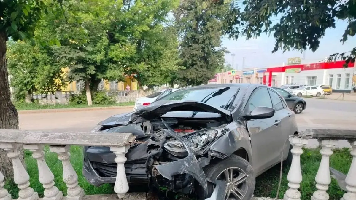 Под Самарой Hyundai съехал с дороги и врезался в декоративную ограду. Пострадал пассажир, подробности и причины ДТП выясняются.