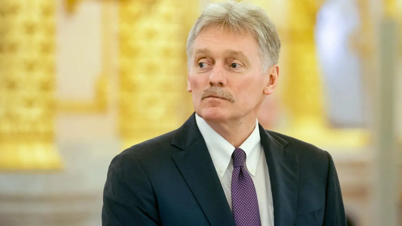Пресс‑секретарь президента заявил, что участие западных стран превратило спецоперацию в настоящую войну; удары по гражданской инфраструктуре он назвал террористическими, при этом Россия сохраняет готовность к переговорам.