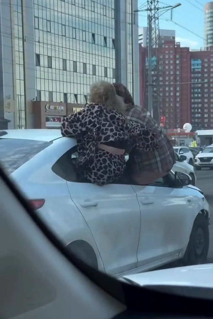 Две самарские девушки разъезжали по городу, высунувшись из окна автомобиля и распивая пиво. Водителю позднее выписали два административных протокола.