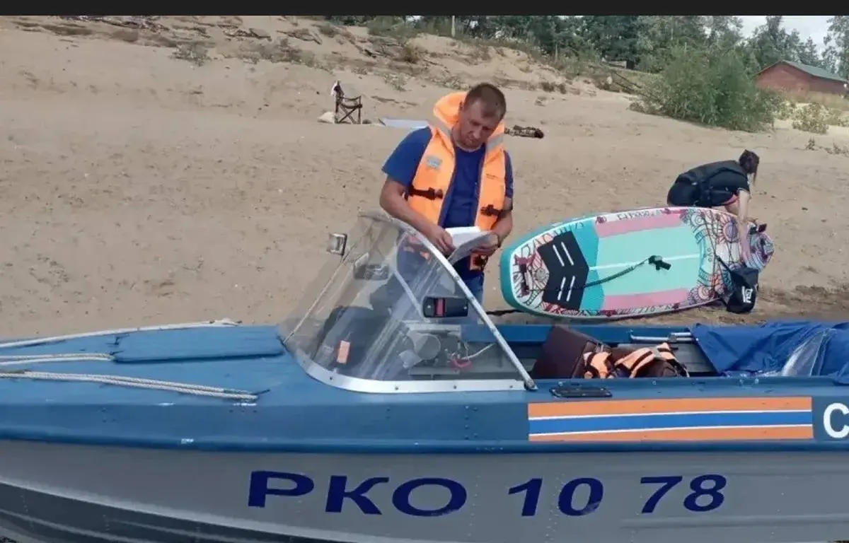 Во время прогулки на сапборде у полуострова Копылово течение отнесло женщину с ребёнком. Спасатели оперативно доставили их на берег, медицинская помощь не потребовалась.