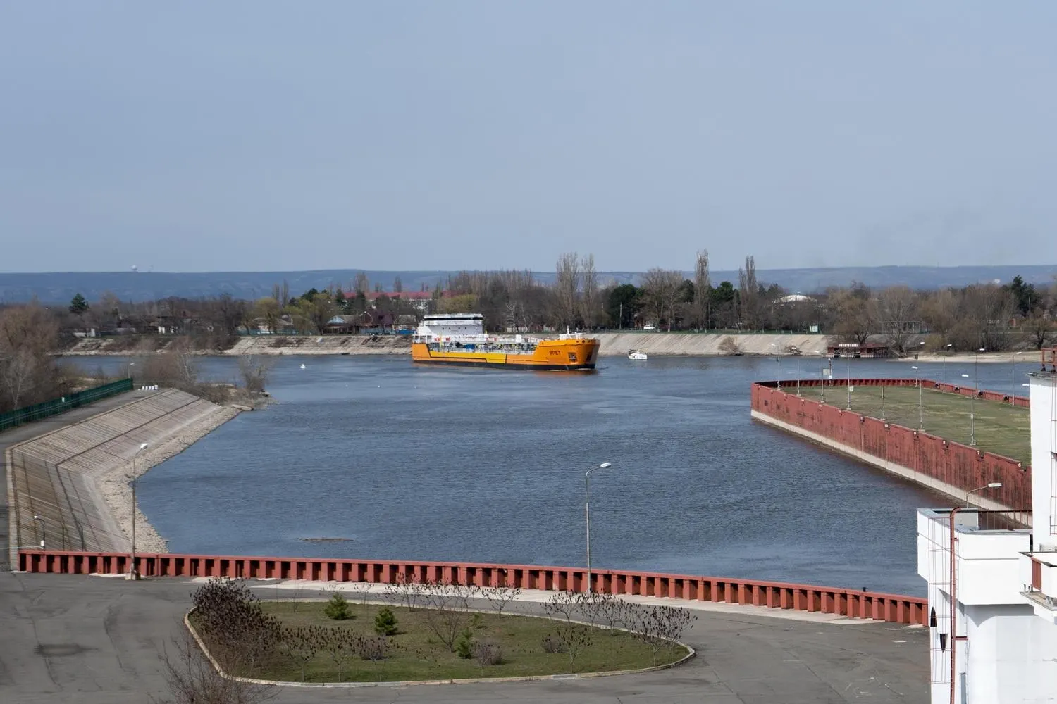 После атак беспилотников в Азовском море Россия временно закрыла Азово‑Донский канал. Эксперты предупреждают, что это может затронуть значительную долю экспорта пшеницы и повлиять на поставки топлива в Крым.