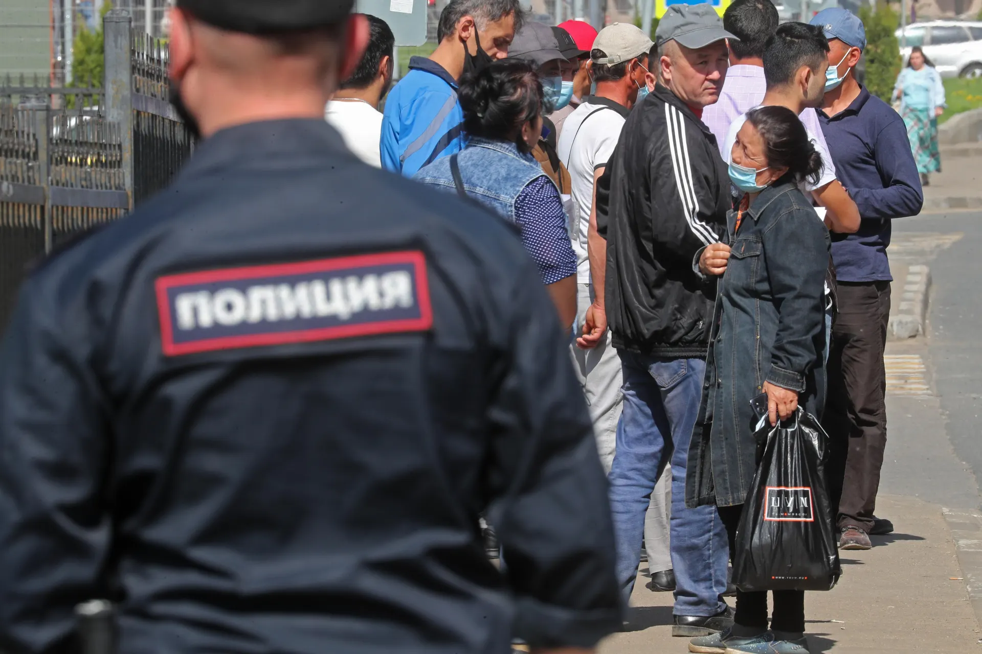 В закон о обязательной депортации иностранцев предлагают добавить неповиновение пограничникам и дискриминацию. Поправки одобрены правительством и готовятся ко второму чтению в Госдуме.