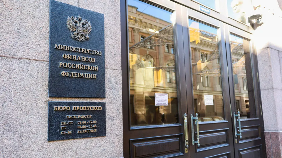 После 2022 года бюджет России стал устойчиво дефицитным, а объём государственного долга вырос на 68% до 35,1 трлн руб. При высоких ставках обслуживание долга заметно нагружает казну — расходы на проценты утроились и к 2028 году могут превысить 10 трлн руб. Эксперты ЦМАКП предлагают ввести предел долга на уровне 40% ВВП и предупредительный ориентир 30% ВВП.