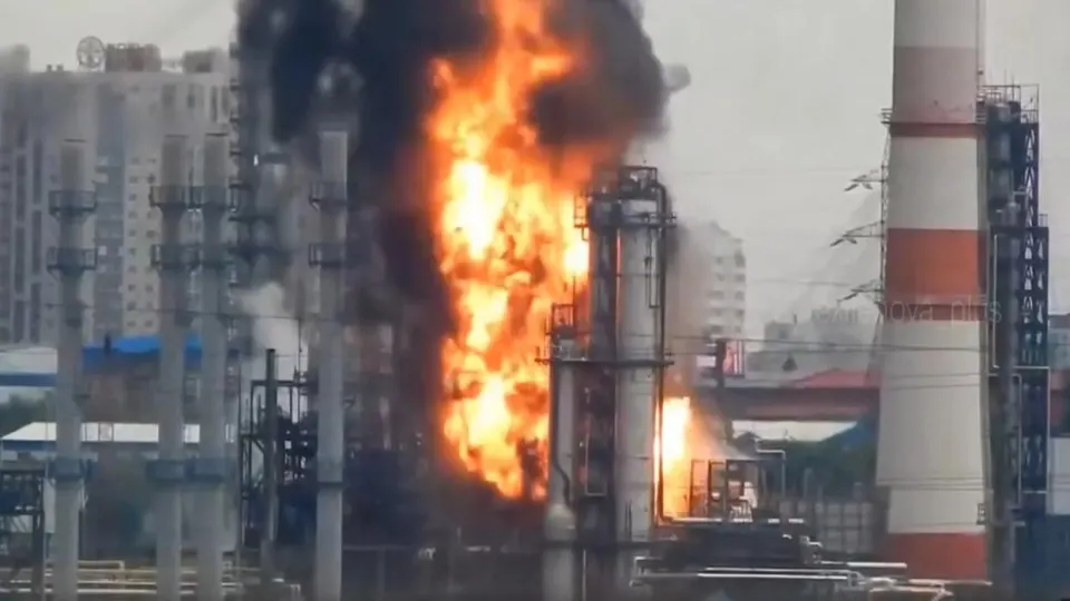 Остановка крупных нефтеперерабатывающих заводов на фоне атак и технических повреждений привела к дефициту автобензина: производство упало до 65% от летних потребностей, нехватку частично компенсируют импорт и резервные запасы.