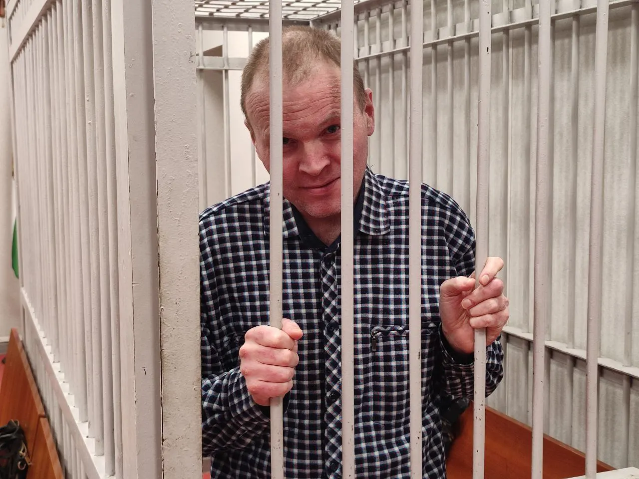 Завхоза отряда, обвиняемого в нападении на политзаключённого, отправили в ШИЗО и сняли с должности; сам Шабанов зафиксировал побои и намерен обратиться в прокуратуру.