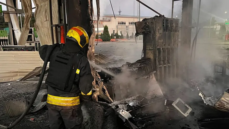 В ночь на 1 июля беспилотные удары по Днепропетровской области повредили пять автозаправок: одна женщина погибла, трое ранены. На фоне атак по нефтеперерабатывающим мощностям в России наблюдается резкий дефицит топлива, рост цен и экстренные закупки за рубежом.