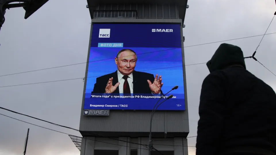 Дефицит бензина и ухудшение экономической ситуации за неделю снизили уровень одобрения президента на 3,5 пункта — самое быстрое падение с 2018 года. Эксперты предупреждают о растущих социальных и политических рисках.