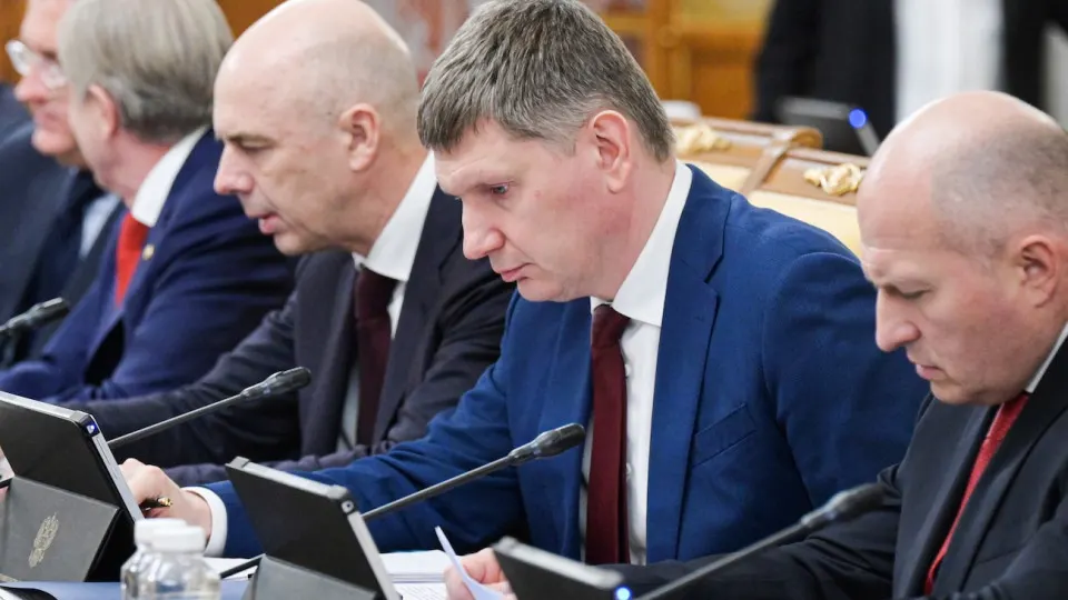 По оперативному докладу Минэкономразвития, ВВП РФ за январь–май вырос всего на 0,2%. Промышленность и инвестиции в целом стагнируют, экономика все сильнее сегментируется, а падение цен на нефть и проблемы в переработке увеличивают риск дальнейшего ухудшения показателей.