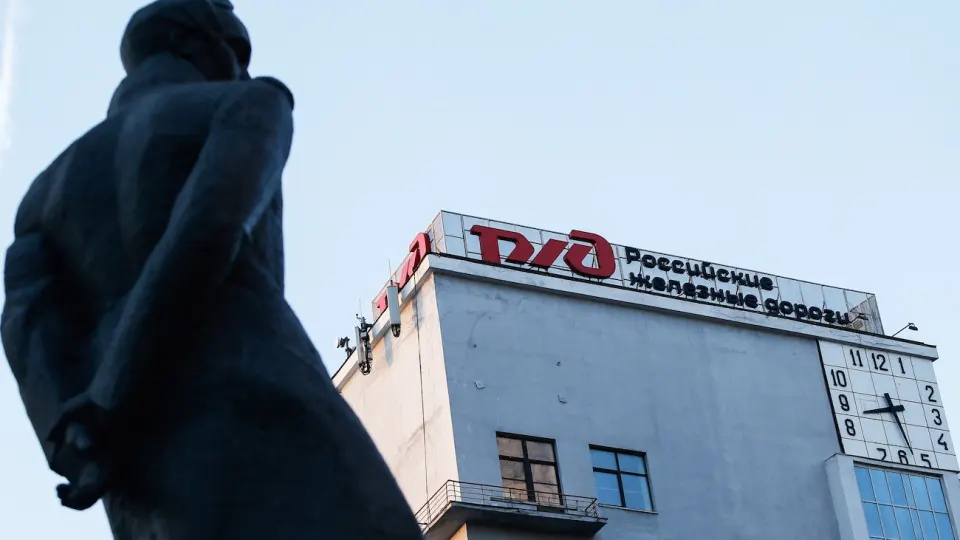 Правительство решило ускорить отложенное повышение ставок РЖД, чтобы поддержать транспортную монополию на фоне роста долгов, падения перевозок и сокращения инвестпрограмм.