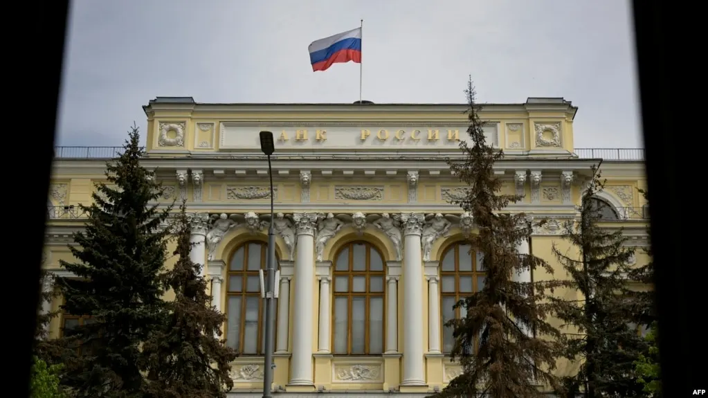 ЦБ позволил неквалифицированным инвесторам покупать ограниченный набор криптоактивов, а квалифицированным — без ограничений; документ вступит в силу в 2026 году.