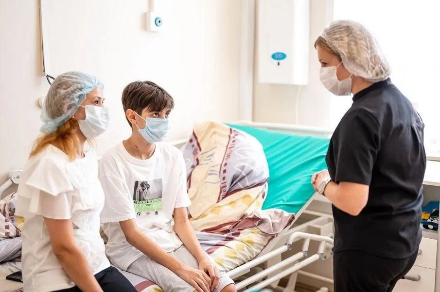 16-летний пациент с врождённой аномалией почек получил донорскую почку от матери в клиниках СамГМУ. Операцию провели в два этапа; оба под наблюдением врачей.