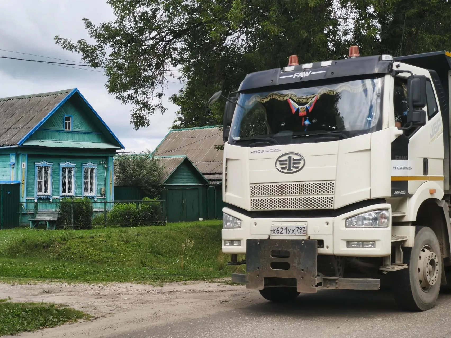 Часть жителей лишилась домов, другие прячутся от грохота грузовиков и готовятся к соседству с поездами.