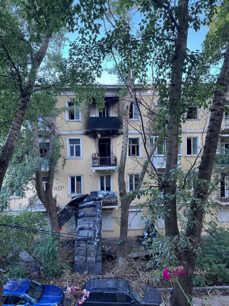 Дом №175 на Ново-Садовой вновь загорелся ночью: очаг возгорания около 03:23, огонь охватил примерно 70 кв. м. Пострадавших нет. Жители требуют устранить опасности заброшенного дома.
