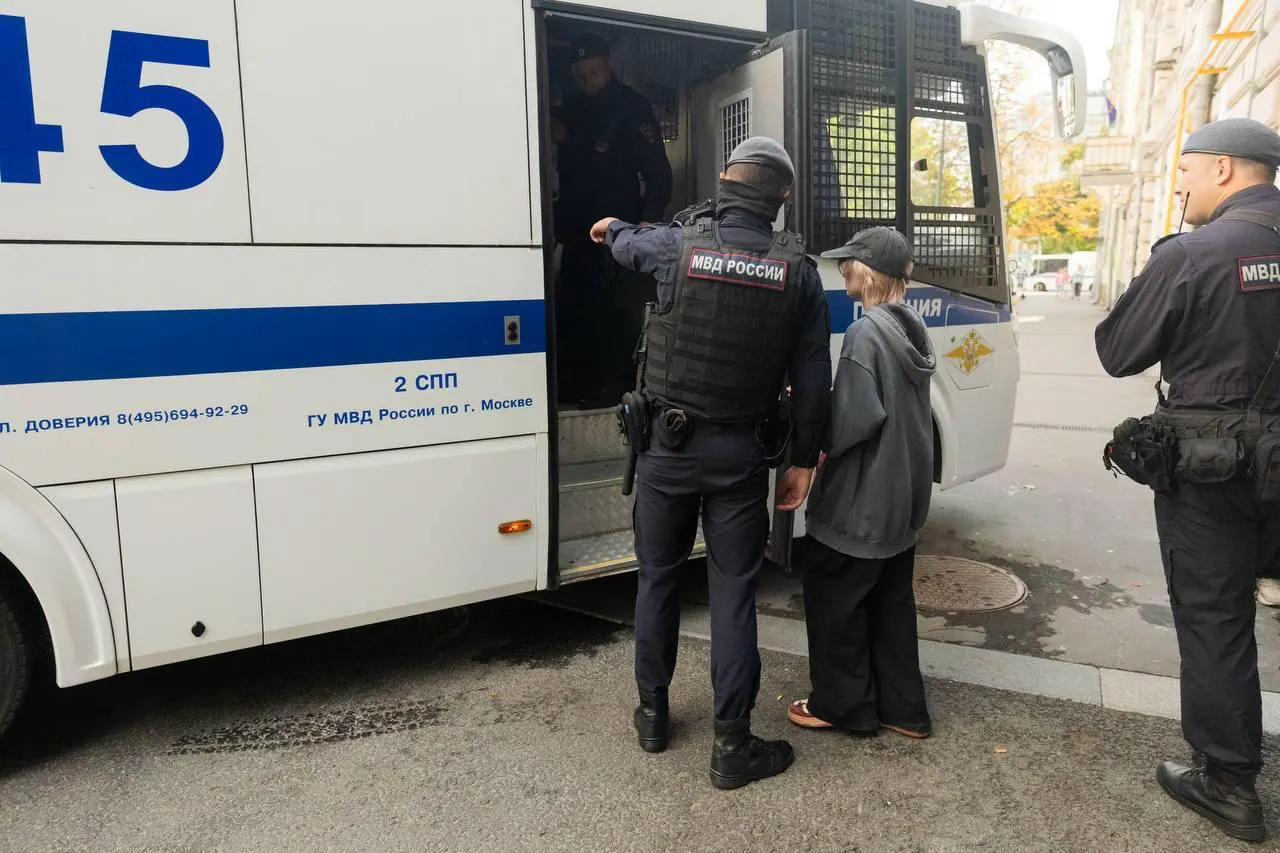 День ознаменовался отменой регистрации партии на выборах, задержаниями возле суда, закрытием правозащитной организации и инцидентами в Самаре на заводе.