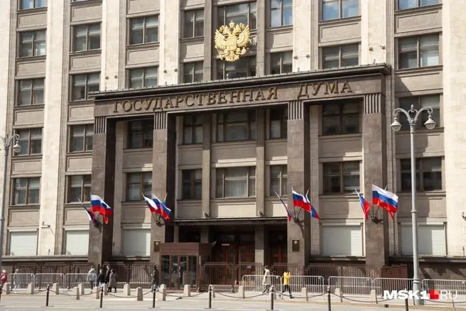 Губернатор Кузбасса Илья Середюк за прошлый год заработал более 10 миллионов рублей и владеет двумя квартирами в Калининградской области; аналитики изучают имущество кандидатов на парламентские выборы.