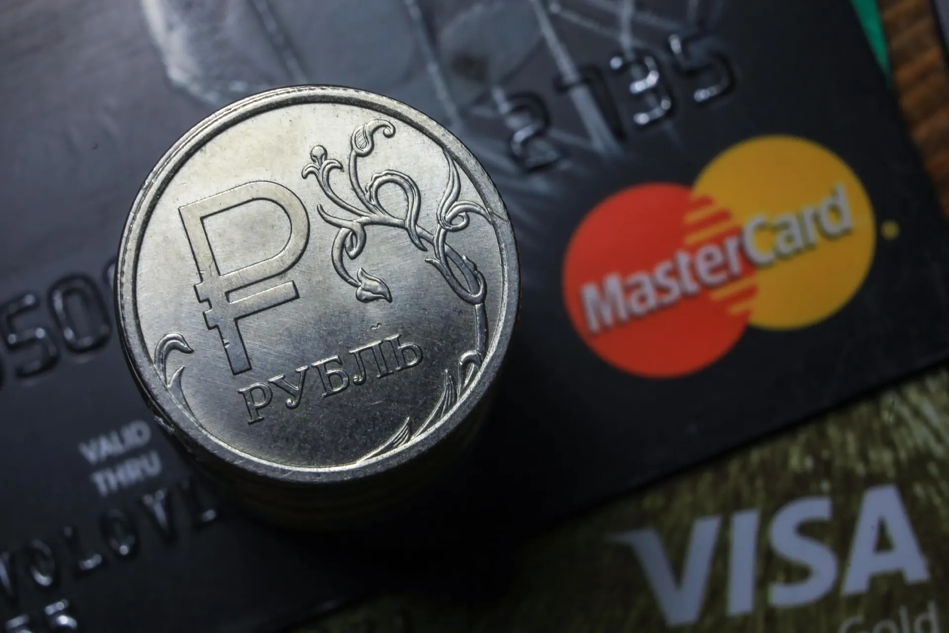Покупатели по всей стране сталкиваются с трудностями при оплате картами Visa и Mastercard и через систему СБП; причины пока неизвестны.