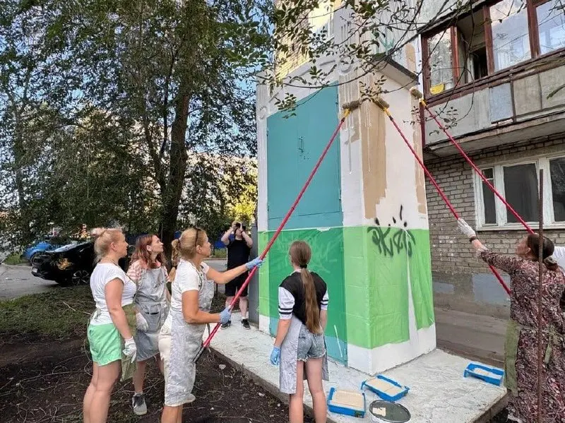 Историческую будку на Аксакова, 3 приводят к новому облику силами волонтёров и сетевой компании: стены уже готовят фон, а вскоре над подстанцией появится цветочная роспись, сохраняя детали модерна.