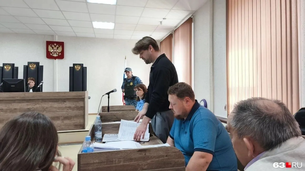 В Самаре рассматривают иск об отмене регистрации кандидата КПРФ из-за якобы нарушений авторских прав на фотографии и используемые шрифты.