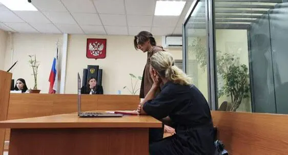 26-летний автор паблика «Волжский гедонизм» обвиняется в обмане подписчиков: он продавал билеты на концерты по заниженной цене, но билеты не выдавал; один пострадавший перевёл 19 тысяч рублей за билеты на Басту и так их не получил.