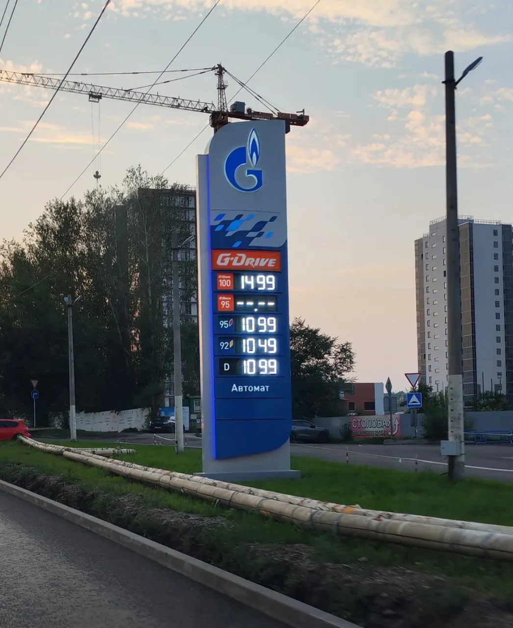 В ряде регионов вновь ввели лимиты на покупку бензина, растут цены на топливо и продукты; на трассах фиксируется большой разброс цен, а водители экономят топливо, снижая скорость.