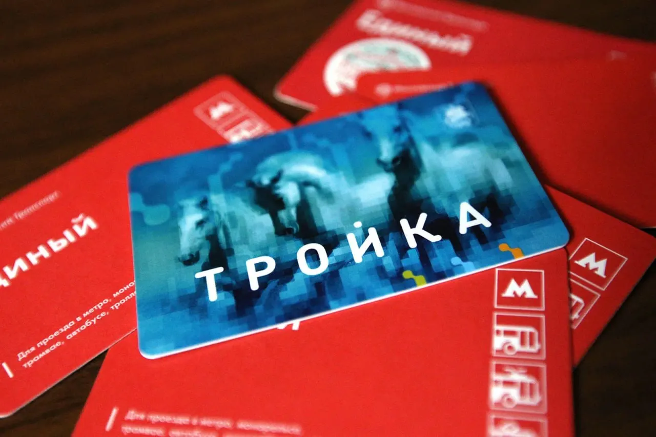 Карта «Тройка» будет приниматься для оплаты поездок в Самаре и соседних городах. Пополнение возможно через мобильные приложения и терминалы, что упростит пересадки между видами транспорта.