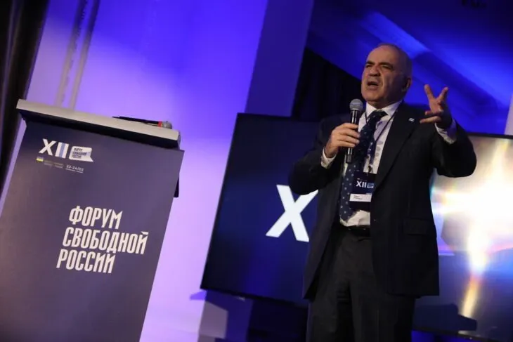 Форум свободной России назвал предстоящие выборы фарсом, указал на переназначение и попытки легитимизировать территориальные захваты; обсуждается позиция вокруг партии «Яблоко» и возможные юридические споры.