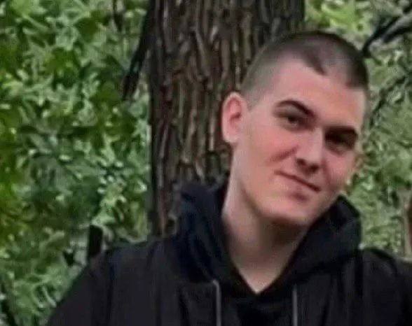 21-летний житель Новокуйбышевска пропал после ночной атаки на логистический центр в Чапаевске; поисковые работы охватывают Самарскую область.