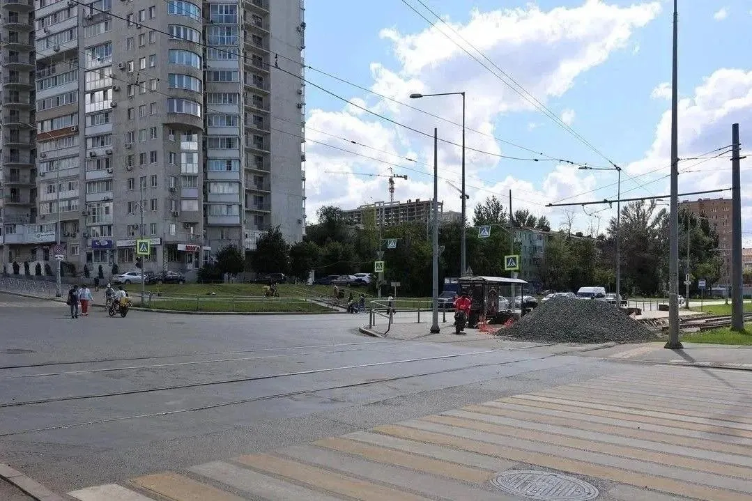 В ближайшие дни на перекрестке будут проводиться работы по обустройству трамвайных путей и инфраструктуры; движение автобусов организовано по объездному маршруту.