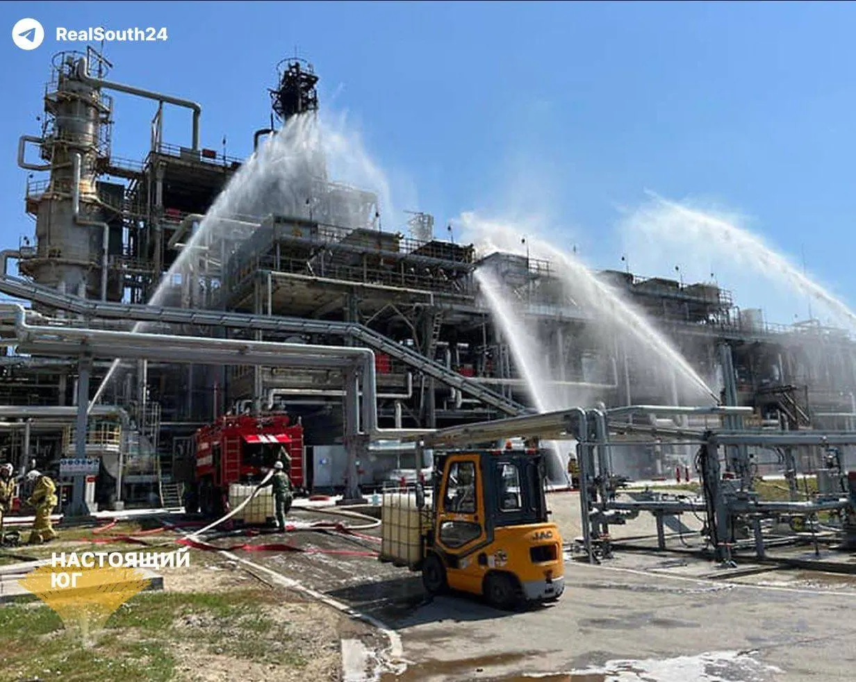 Август стал тяжёлым месяцем для нефтепереработки: атаки на НПЗ снизили выпуск бензина и вынудили власти вводить запреты на экспорт и попытки контролировать цены.