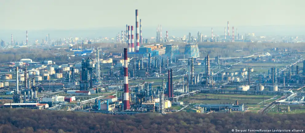 БПЛА нанесли удар по нефтеперерабатывающему заводу в Уфе — возникло задымление, пожар потушен, пострадавших нет. Одновременно фиксируются удары по объектам в Саратовской и Калужской областях и по складу под Самарой.