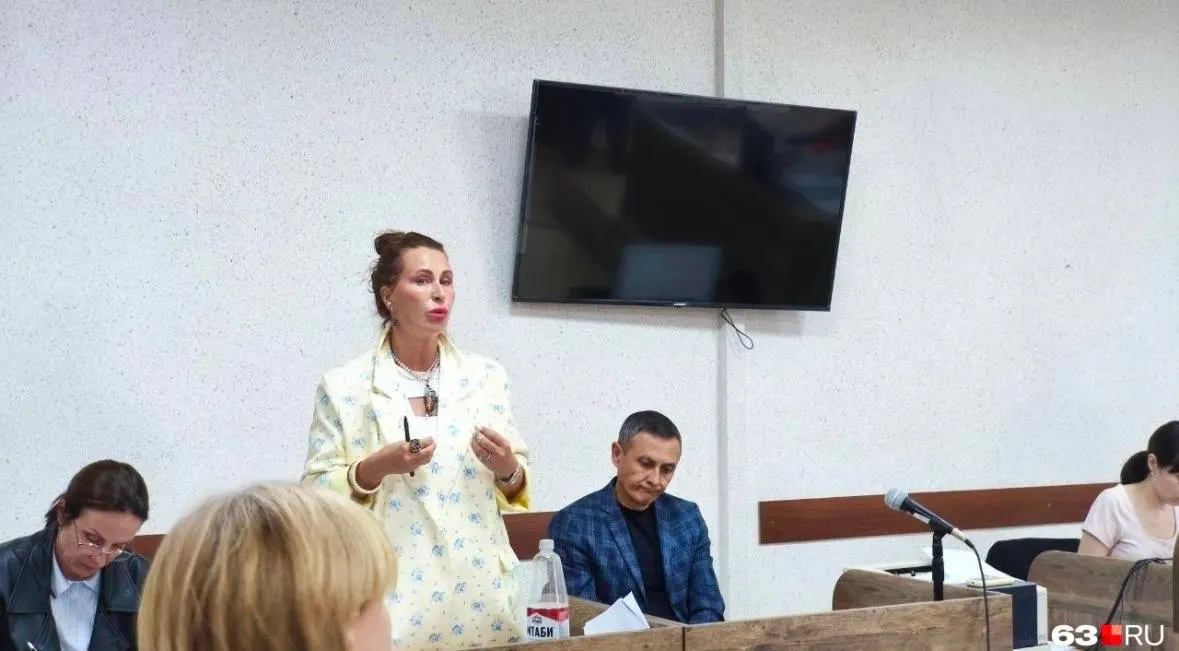 Стороны настаивают на своих аргументах: использование чужих фото без разрешения, отсутствие документального подтверждения передачи шрифтов и агитационные страницы в соцсетях.