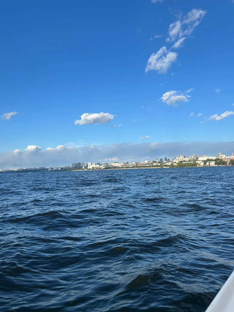 Температура воды в Волге в регионе Самары держится на уровне около 24 °C; в окрестностях — около 23 °C.