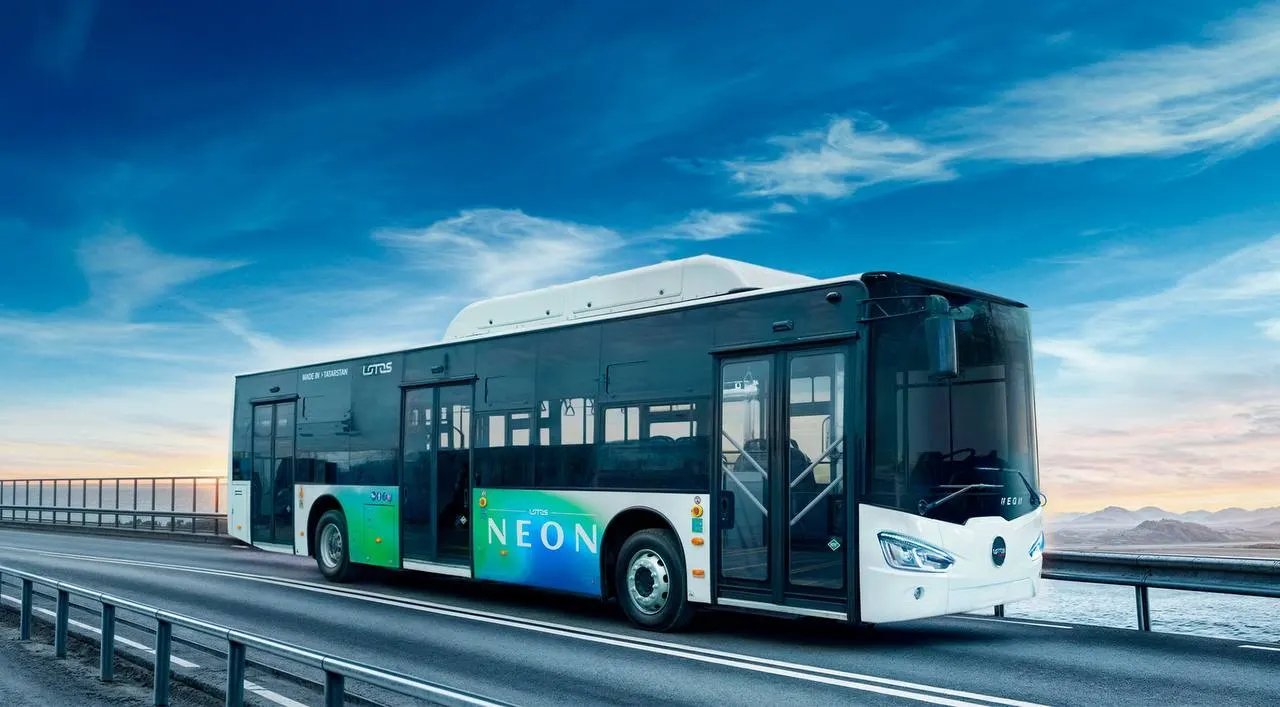 На маршрут № 34 вышел низкопольный автобус Lotos-120C02 Neon, рассчитанный на более 100 пассажиров, оснащён кондиционером, отоплением, USB-портами, Wi‑Fi и камерами.