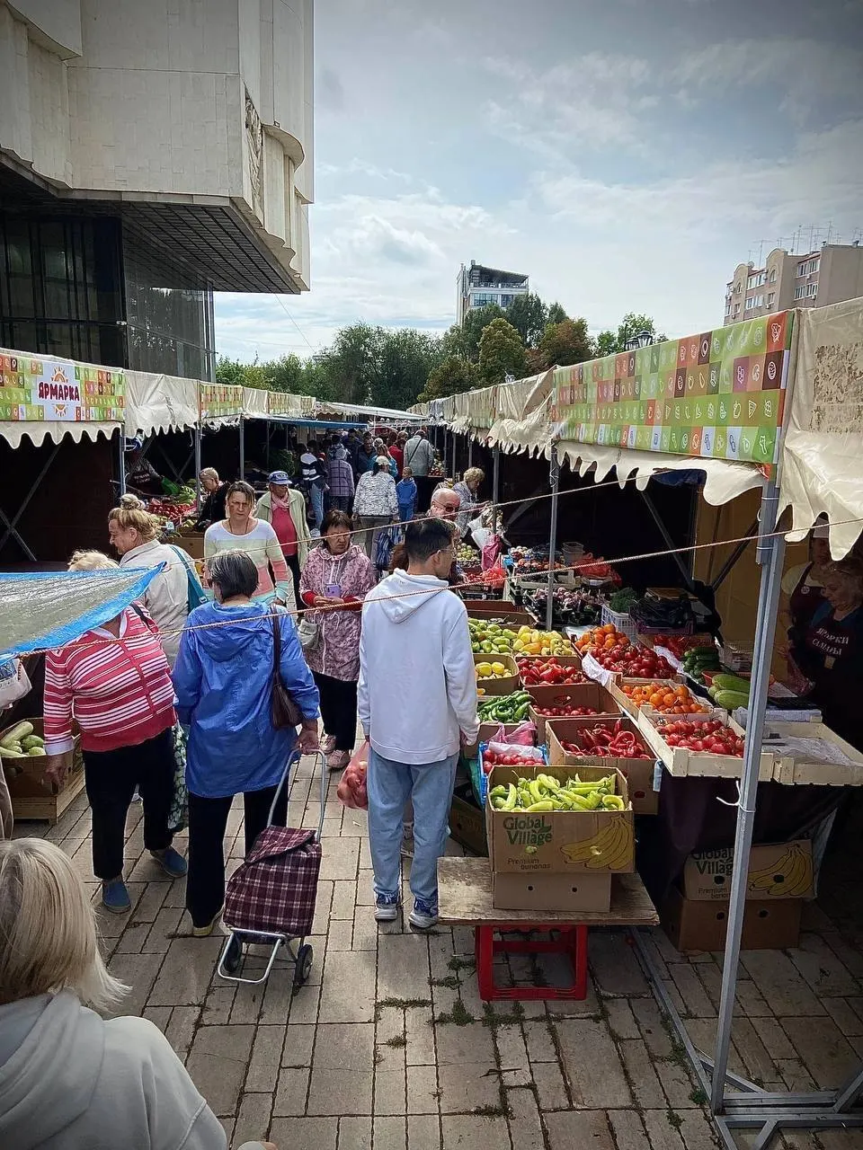 В этом году ярмарка у музея Алабина не пройдет: мэрия объясняет это аварийным состоянием фасада, новая площадка будет открыта на пересечении Киевской и Тухачевского в начале сентября.
