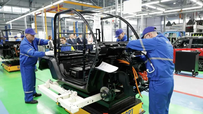 Госинвестиции приблизились к 100 млрд рублей в возобновление выпуска автозаводов, к 2035 году планируется выпуск около 2,8 млн автомобилей, из которых 25% — гибриды и электромобили.